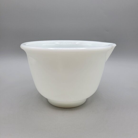 1930s Hamilton Beach Milk Glass Mixing Bowl With Spout White Vintage Bakeware - Picture 2 of 7